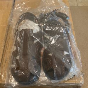 I am selling this Carter’s fisherman sandals size 11 (toddler boys).